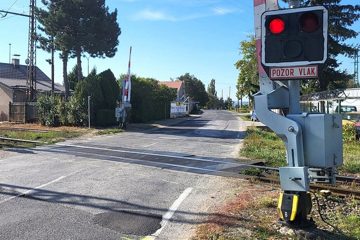 Zo Smoleníc do Trstína autom neprejdete, budú opravovať železničné priecestie