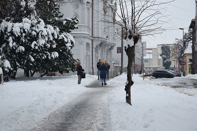 Radnica chodcom radí, aby boli na chodníkoch opatrní