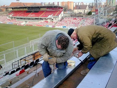Na futbalovom štadióne odstraňujú dôsledky požiaru