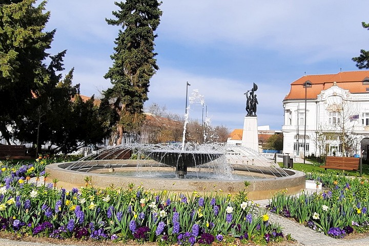 FOTO: Starú fontánu na Námestí SNP výrazne omladili, už opäť funguje