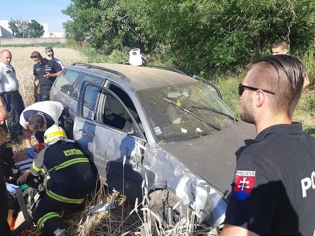Opitý východniar unikal po Trnave policajtom, s autom skončil v poli