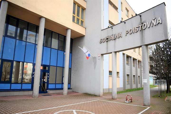 Sociálna poisťovňa aj Arcibiskupský úrad v Trnave sprísňujú opatrenia