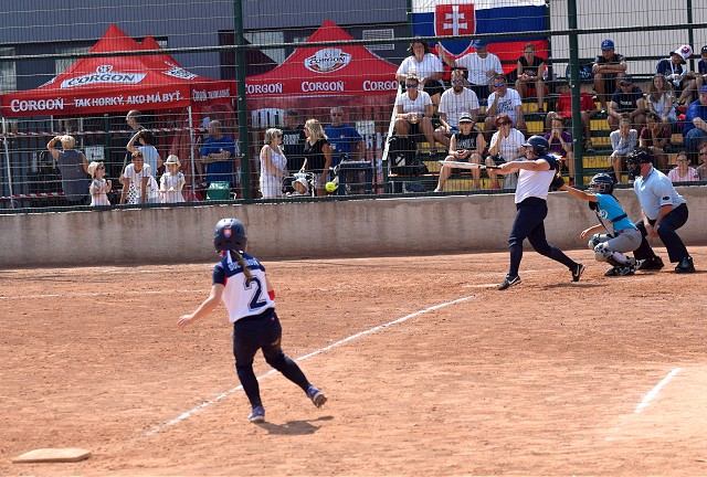 Softbalový šampionát: Slovensky sú blízko k svojmu cieľu, v piatok hrajú so Švajčiarskom