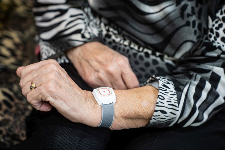 SOS tlačidlo využíva v kraji 489 seniorov, môže im pomôcťv krízových situáciách