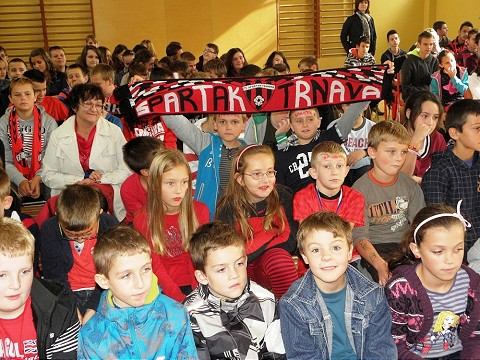 Spartakovci v Špačinciach čelili dvom stovkám detí