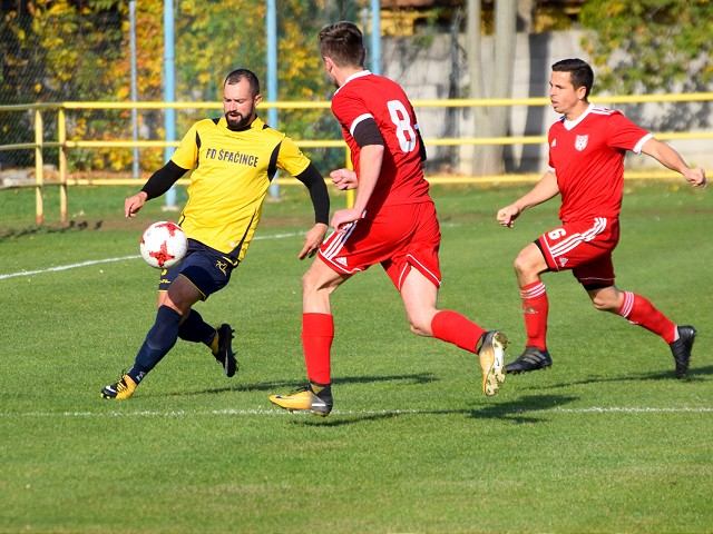 Futbal, 5. liga: Veľké Kostoľany vyhrali v Špačinciach, Voderady porazili Zvončín