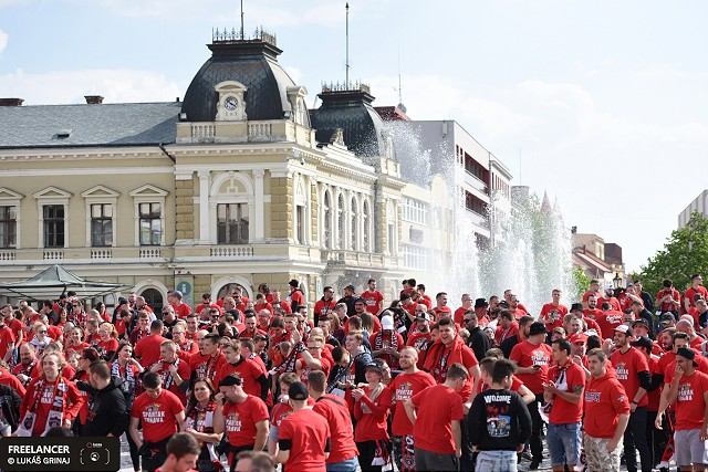 FOTO: Spartakovci v Nitre obsadili námestie, ulicami sa presúvali tisícky fanúšikov