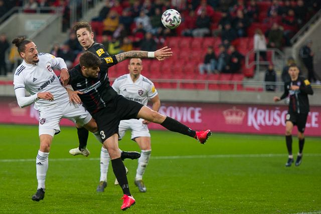 Futbalovú ligu neobnovia skôr ako v máji, vylúčené nie je ani predčasné ukončenie sezóny