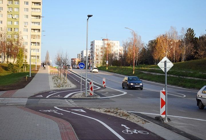 Na Spartakovskej vznikla nová cyklocesta, na Špačinskej finišujú práce