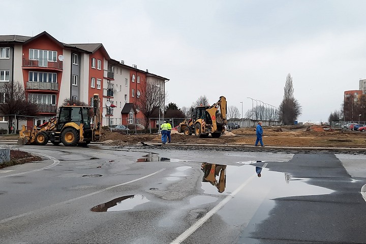 Výstavba križovatky komplikuje dopravu v Trnave, treba rátať so zdržaním