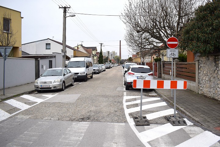 Na Špíglsáli vstúpili do platnosti dopravné zmeny, ulice zjednosmernili