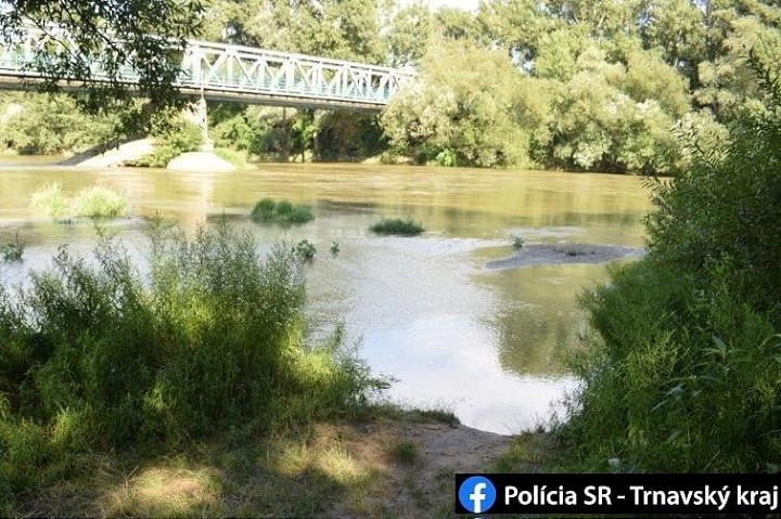 Pri splavovaní Váhu sa utopil muž z Hrnčiaroviec nad Parnou