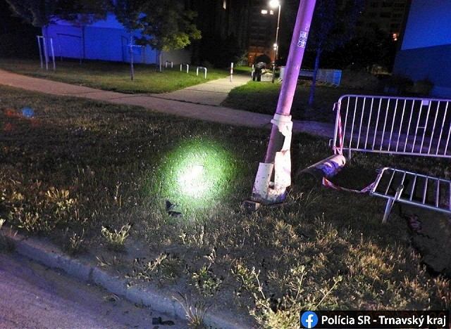 Opitý muž autom narazil v Trnave do pouličnej lampy a odišiel preč