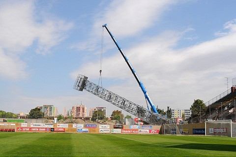 Na štadióne Spartaka strhli stožiar osvetlenia, zostáva posledný