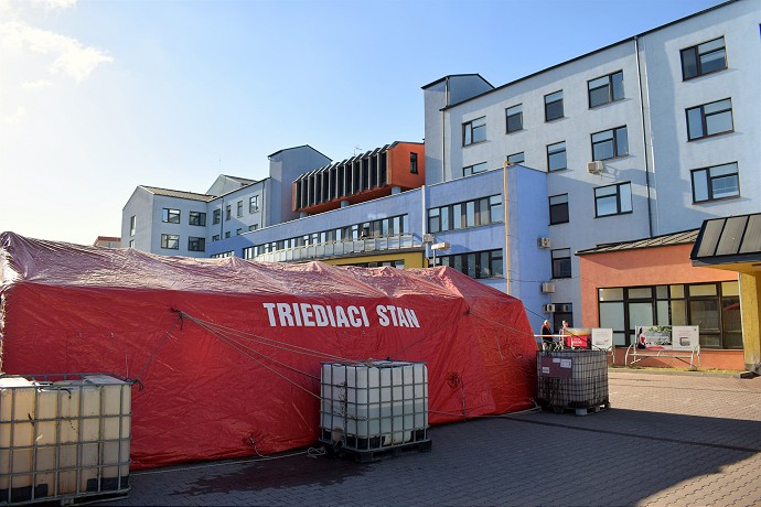 V stane pred trnavskou nemocnicou testujú len akútnych pacientov
