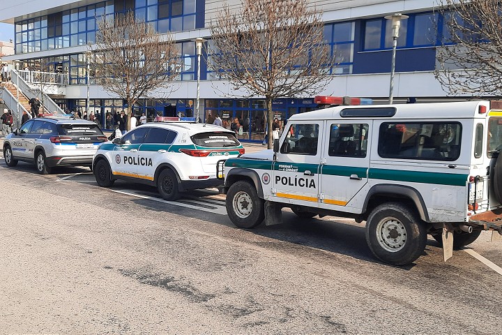 Krvavý incident na stanici v Trnave. Jeden muž skončil v nemocnici, druhý na polícii