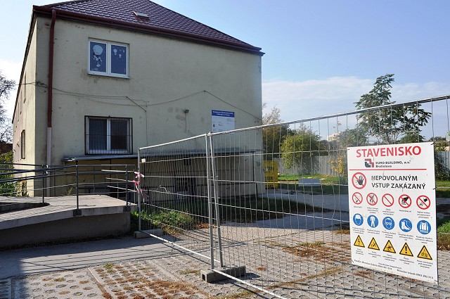 Práce na Coburgovej zastavili, rekonštrukcia Zariadenia opatrovateľských služieb sa oddiali