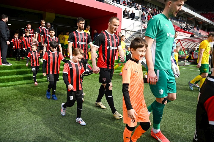 Slovanisti pricestujú na autách, Kollárovu uzavrú. Spartak chce postup v pohári