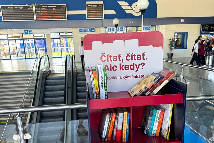 Na železničných staniciach pribudli stojany s knihami, týka sa to aj Trnavy