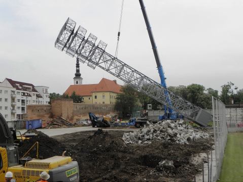 VIDEO: Na futbalovom štadióne demontujú stožiare umelého osvetlenia