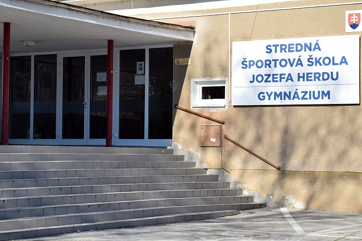 V okresoch Trnava a Piešťany zatvorili stredné školy a druhý stupeň základných