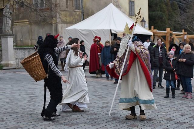 Predvianočnú atmosféru v Trnave do nedele spríjemnia Stredoveké adventné trhy