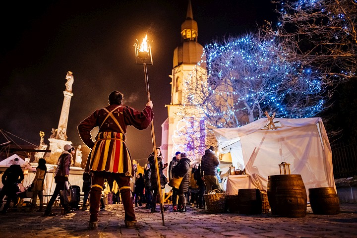 Pri trnavskej bazilike budú od piatka Stredoveké adventné trhy