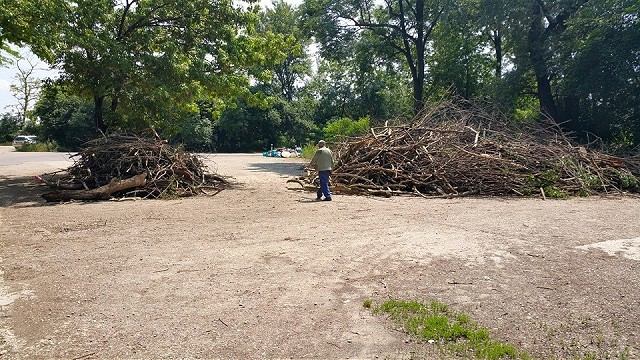 Bude v Štrkoch oddychová zóna? Mesto čistí územie za pomoci nezamestnaných