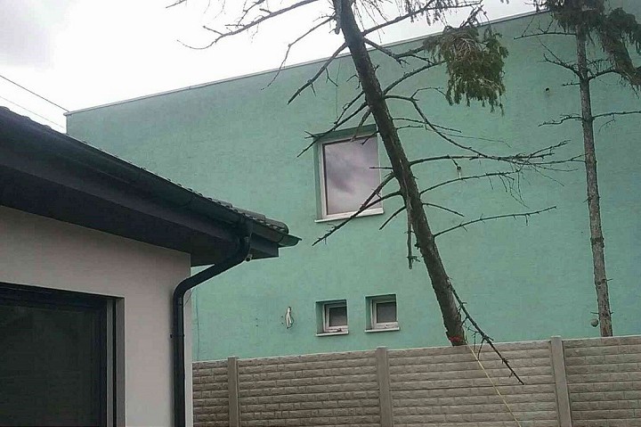 Silný vietor zanechal popadané stromy, poškodil strechy aj výrobnú halu