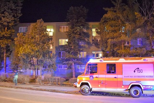 Vietor na Špačinskej ulici vyvrátil strom, pri páde sa oprel o bytovku