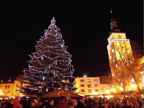 Vianočné trhy v Trnave štartujú už najbližší piatok, na námestie prinesú koncerty i tradície