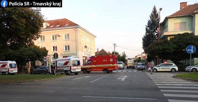 Nehoda na Študentskej: Auto po náraze skončilo na chodníku, kde boli cyklistky