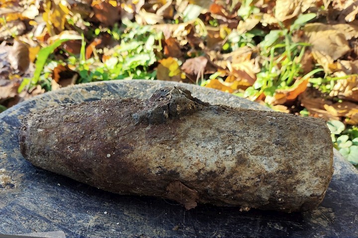 V Suchej nad Parnou počas kopania kanalizácie našli delostrelecký granát