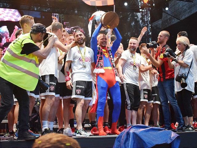 FOTO: Spartakovské oslavy boli bujaré, El Maestra navliekli do kostýmu Supermana