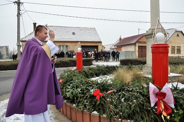 V Šúrovciach požehnali adventný veniec umiestnený v kruhovom objazde