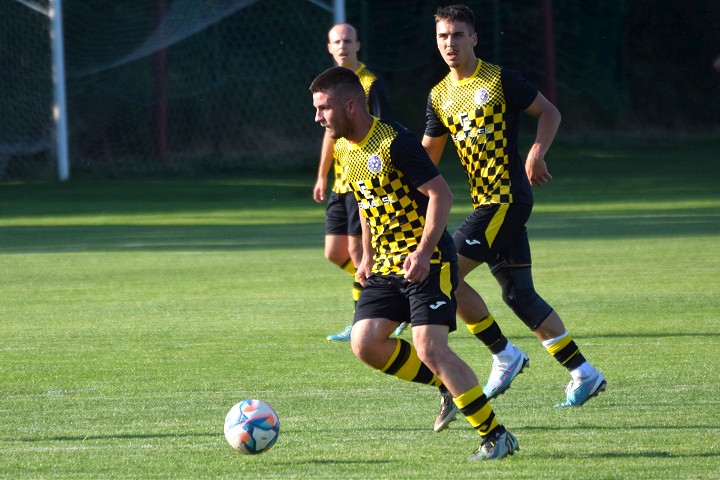 Kam za futbalom? Šúrovce a Špačince môžu spečatiť postup, bojuje sa aj o záchranu