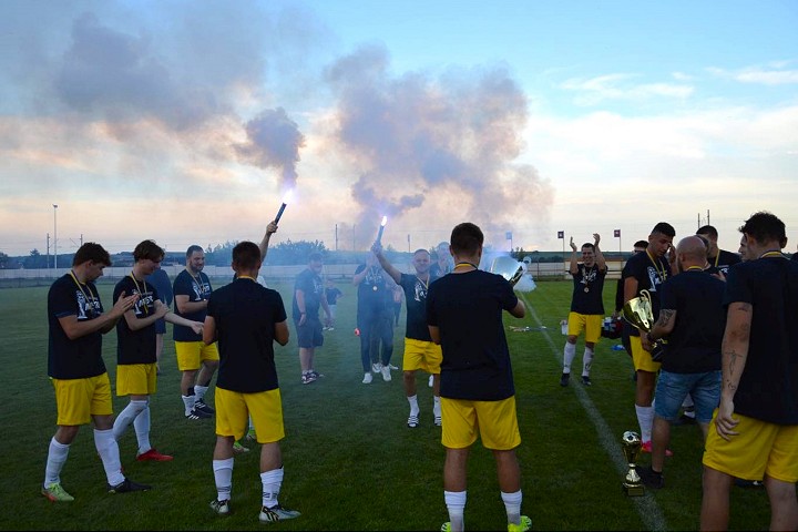 Futbal, 8. liga B: Druhé miesto získali Moravany, vo Veľkých Kostoľanoch remizovali