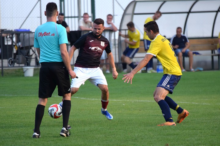 Futbal, 8. liga B: Dechtice zmazali štvorgólové manko, v Trakoviciach padlo 12 gólov