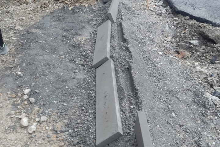 Vandalizmus na Tajovského ulici, niekto počas stavebných prác vytrhal obrubníky