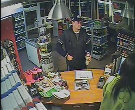 VIDEO: Zločinec zneužíval tankovacie karty, polícia prosí o pomoc