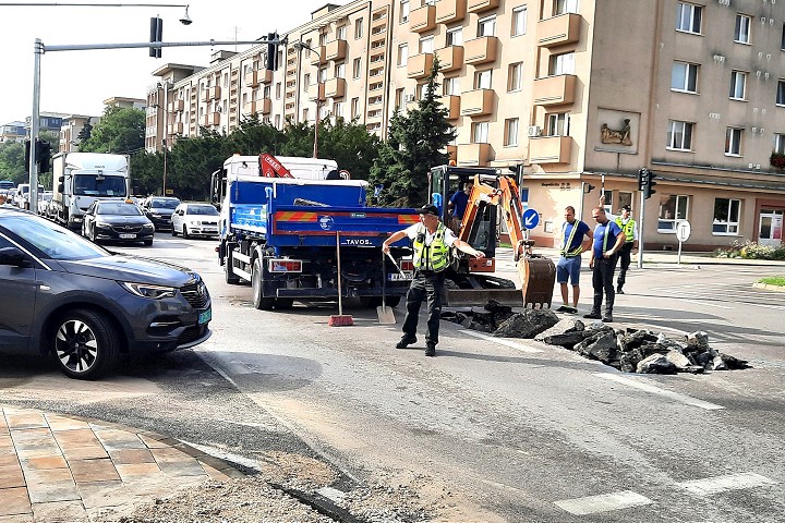 Havária vodovodného potrubia skomplikovala dopravu na Hospodárskej ulici