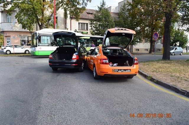 Neobjasnená zrážka dvoch taxíkov v Trnave, polícia hľadá svedkov