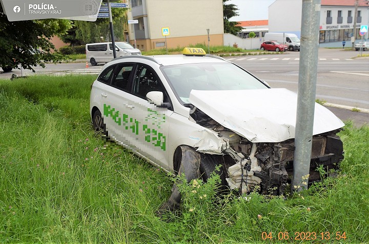 Nepozorný taxikár narazil v Hlohovci do troch áut, zranili sa dve osoby