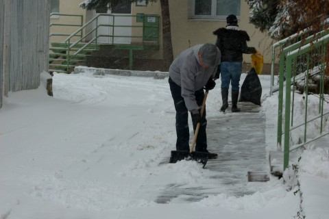 Na cestách je všetka dostupná technika na odhŕňanie snehu