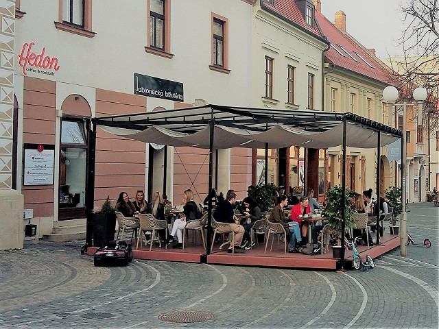 Od stredy sa otvoria letné terasy, kaderníctva aj kostoly. Taxíky môžu opäť voziť zákazníkov