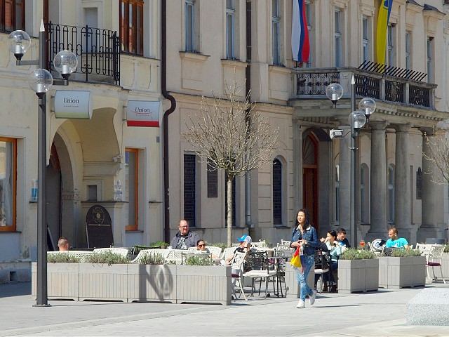 V centre Trnavy sa objavili prvé sezónne terasy