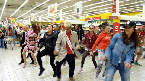 VIDEO: Šok! Kupujúci v hypermarkete sa zmenili na tanečníkov
