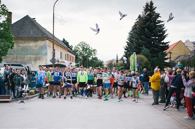 Hlavné trofeje si z bežeckej Chtelnice odniesla dvojica Filip Moravec a Elena Svitková