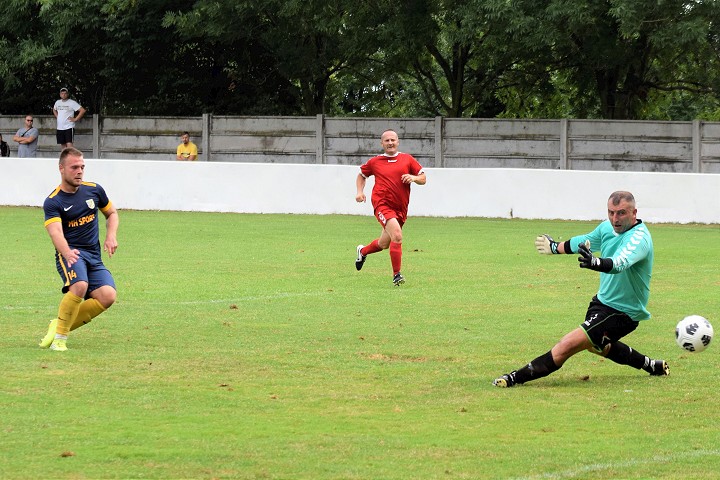 Futbal, 8. liga A: Lokomotíva deklasovala Dolné Dubové, Suchá porazila Špačince