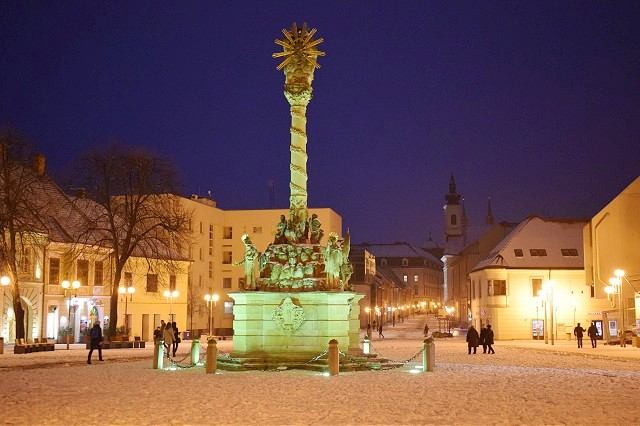 FOTOBLOG: Poďte s nami na prechádzku zasneženou večernou Trnavou